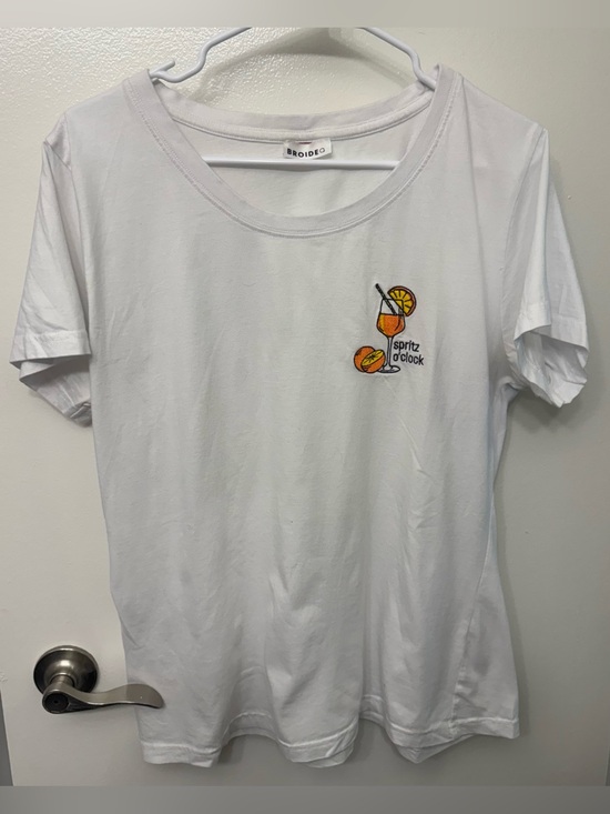 Tops - EUC Spritz O'Clock Embroidered Top | Fun Cocktail Graphic Shirt